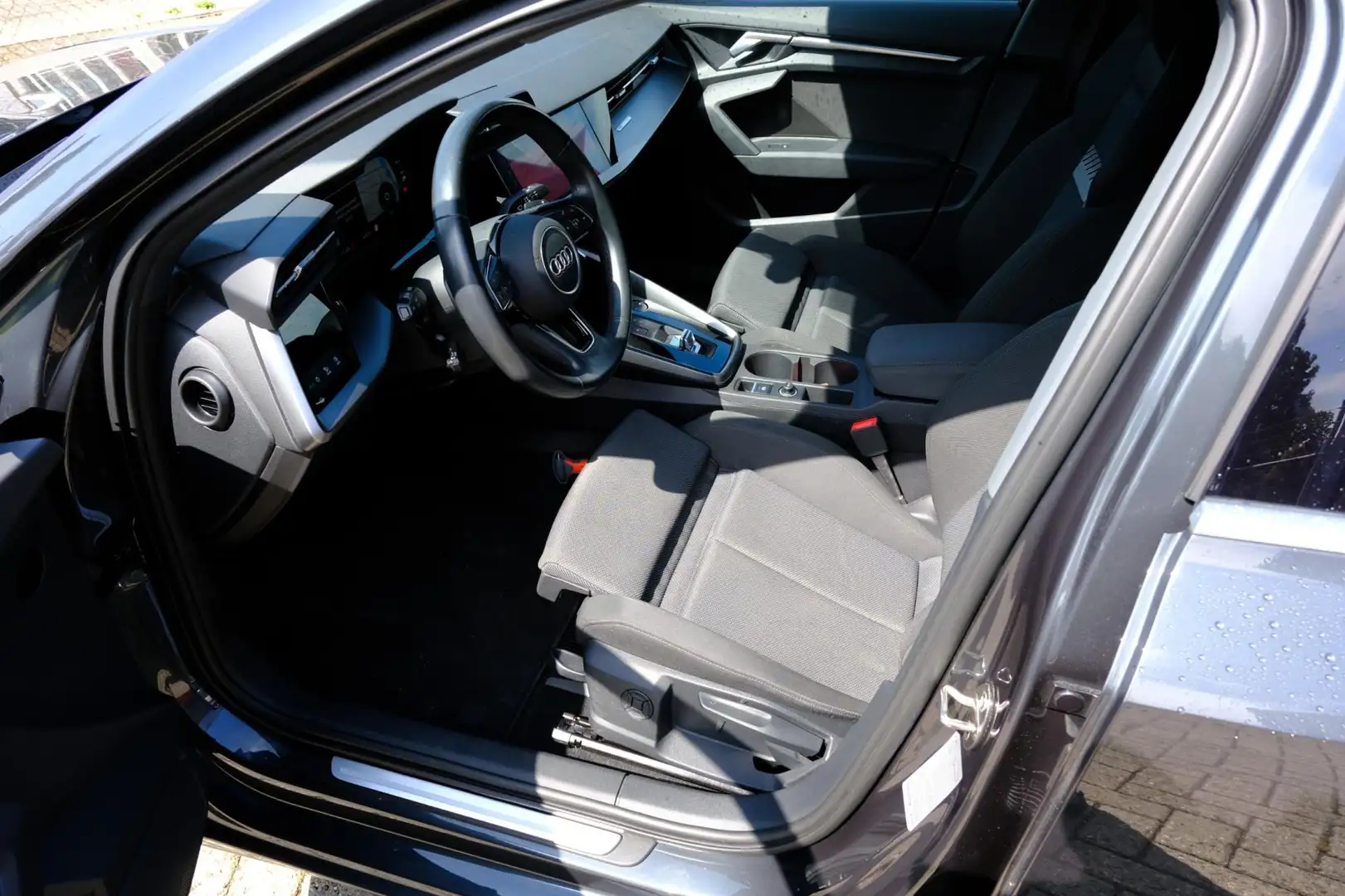 Audi A3 Limousine 35 TFSI 150pk Business edition Aut.*Nieu Grijs - 2