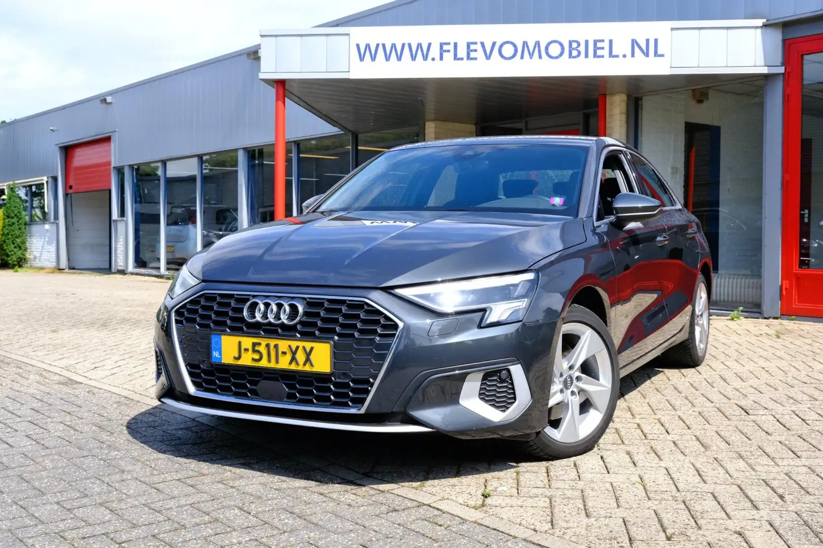 Audi A3 Limousine 35 TFSI 150pk Business edition Aut.*Nieu Grijs - 1