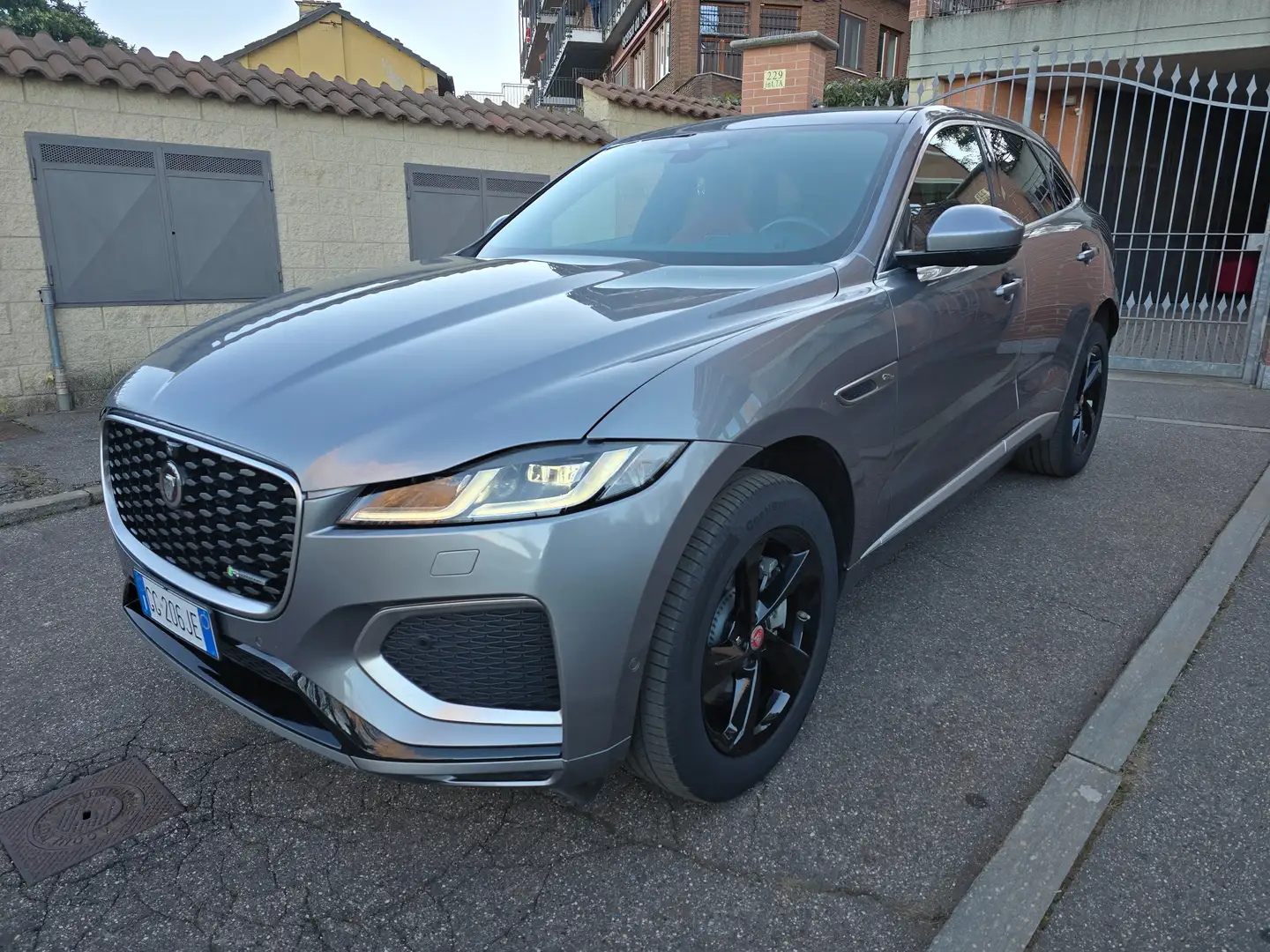 Jaguar F-Pace R-Dynamic HSE AWD 2.0d i4 Mhev 204cv Grau - 1
