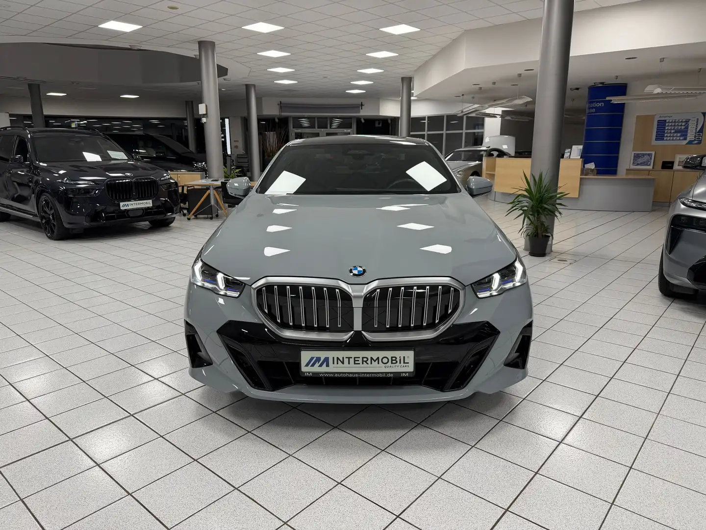 BMW 520 i M-Sport PANO*HUD*STHZG*H K*SITZKLIMA*360° Grau - 2