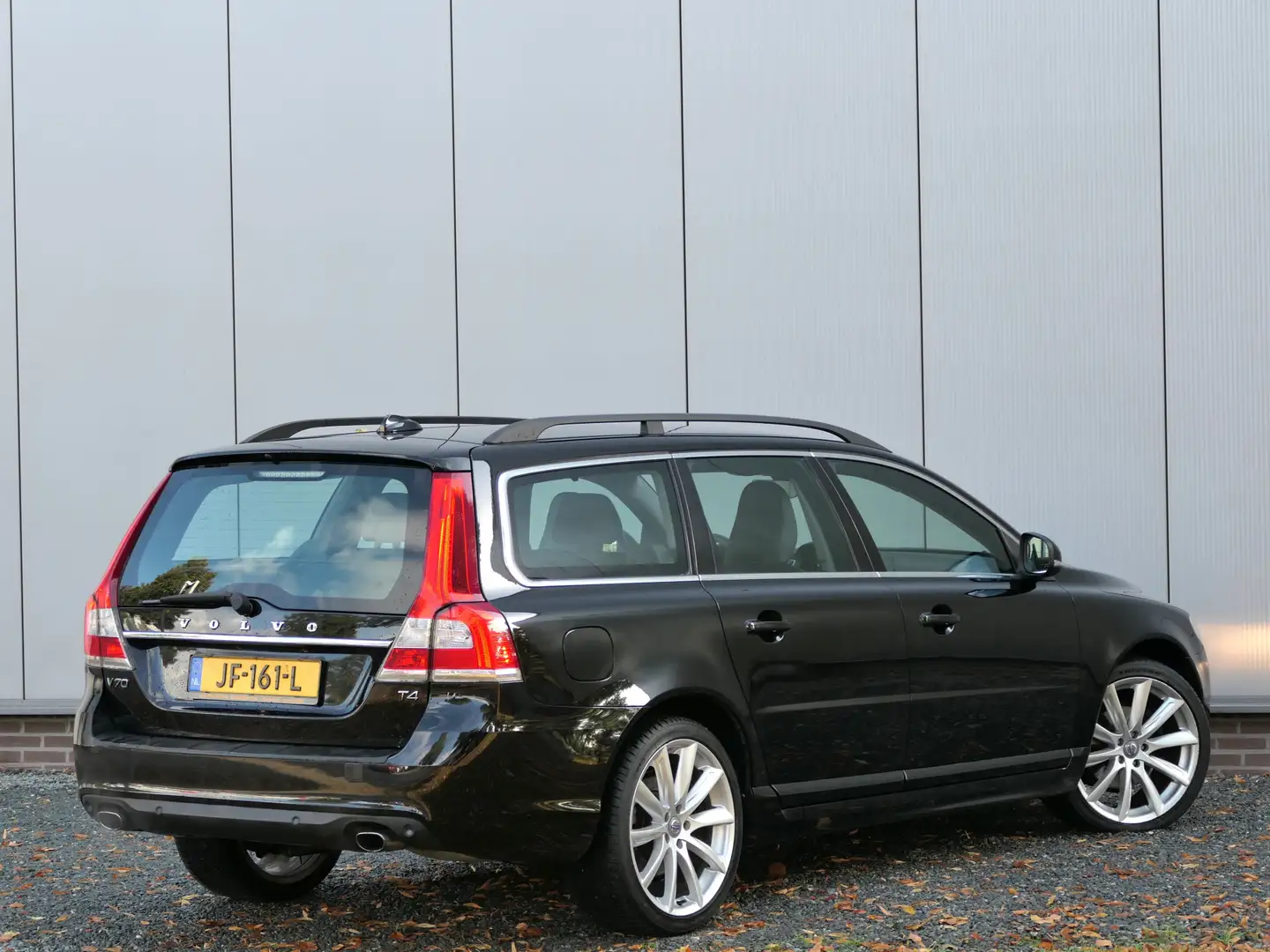 Volvo V70 2.0 T4 Polar Cruise Control / Bluetooth / Leer Zwart - 2