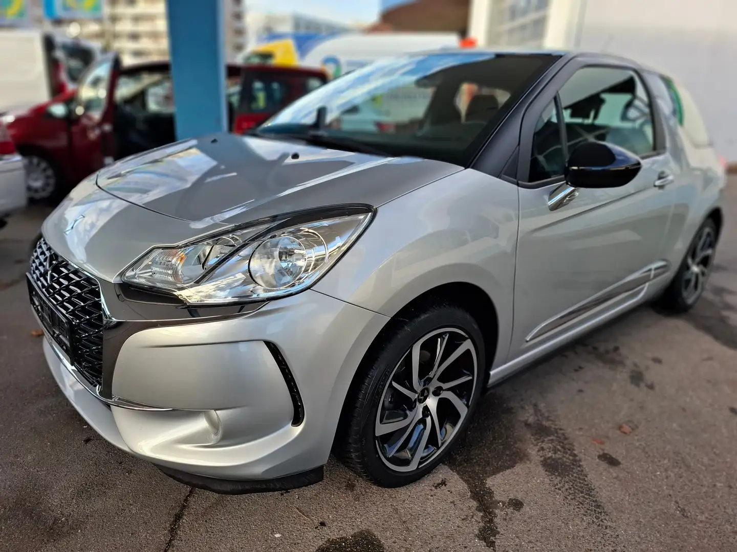 DS Automobiles DS 3 So Chic Grau - 1