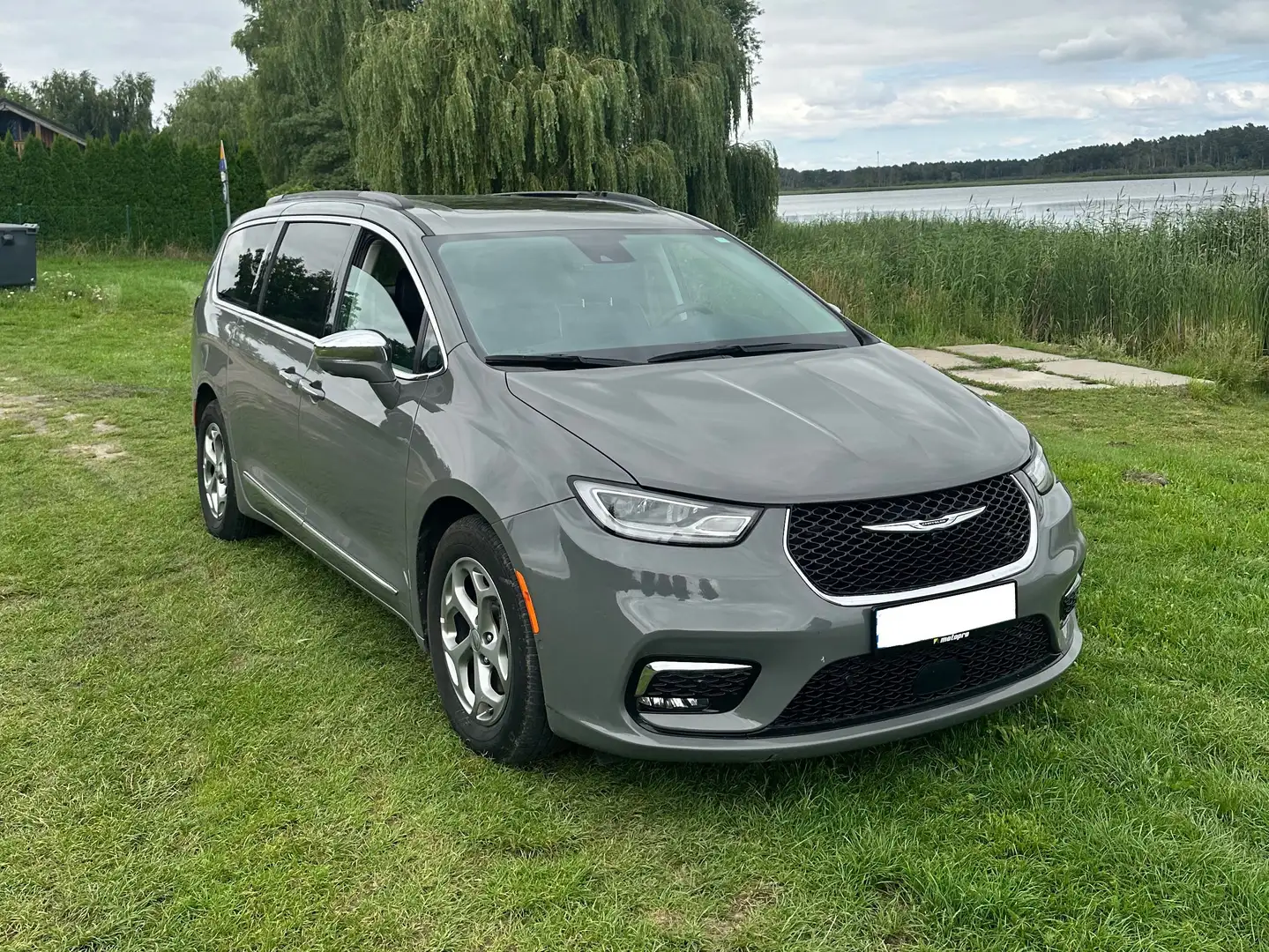 Chrysler Pacifica Limited Grey - 2