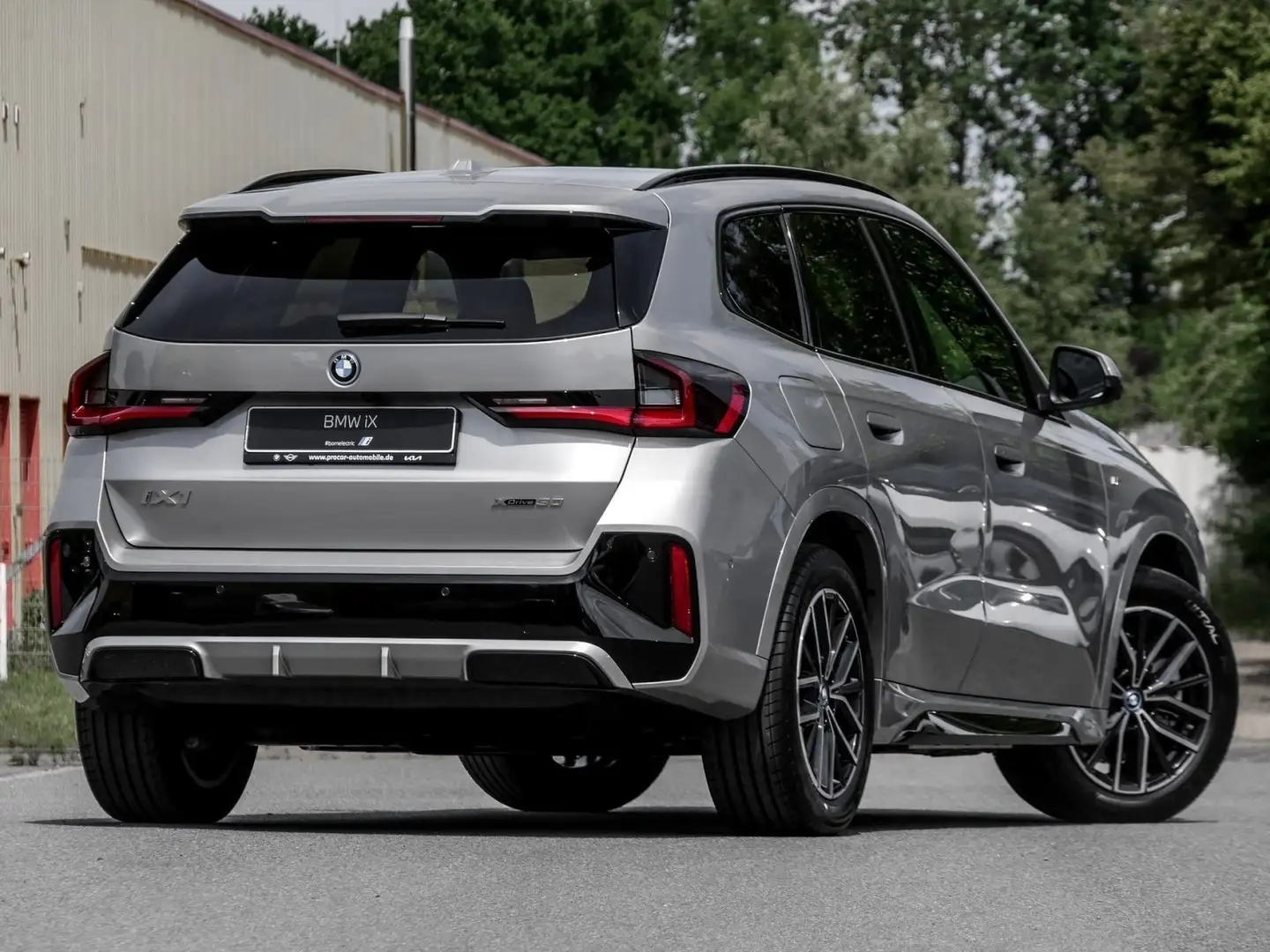 BMW iX1 xDrive30 MSport HuD H/K DA+ PA+ RFK PDC LED Klima Grau - 2