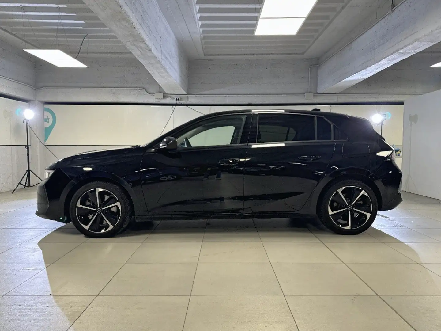 Opel Astra 1.6 180cv Hybrid Business Elegance AT8 Noir - 2