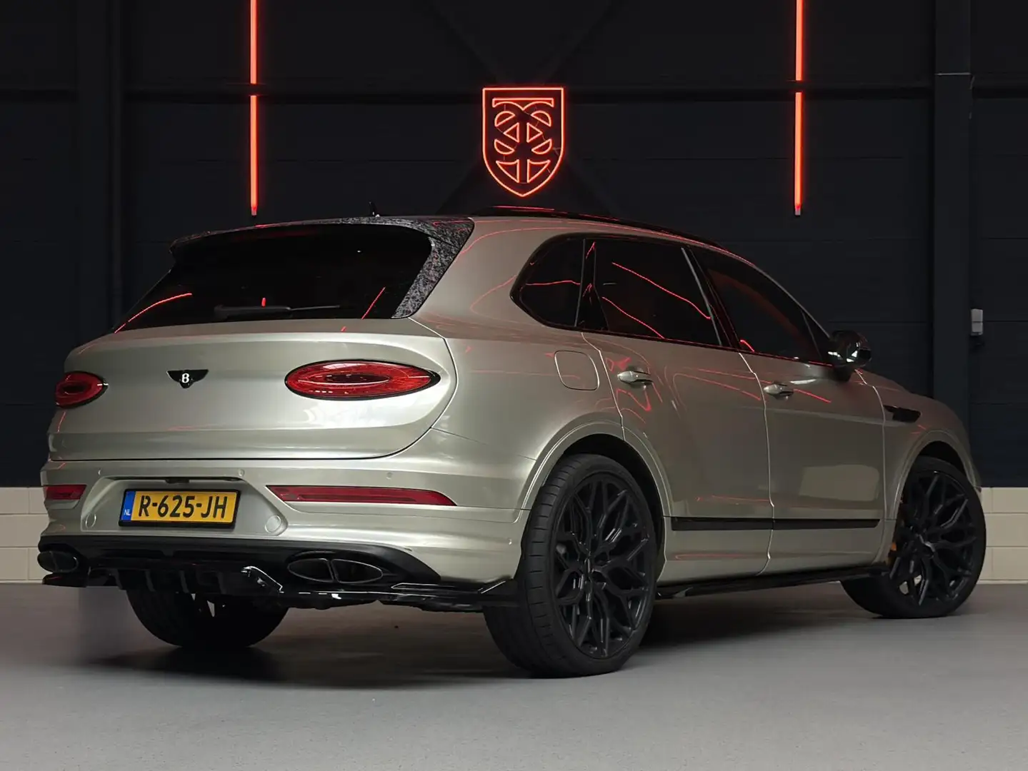 Bentley Bentayga 3.0 V6 Hybrid CARBON|DUBAI STYLE|STOELV.|24" Zwart - 2