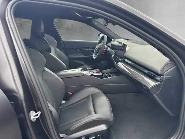 BMW M5 view 11
