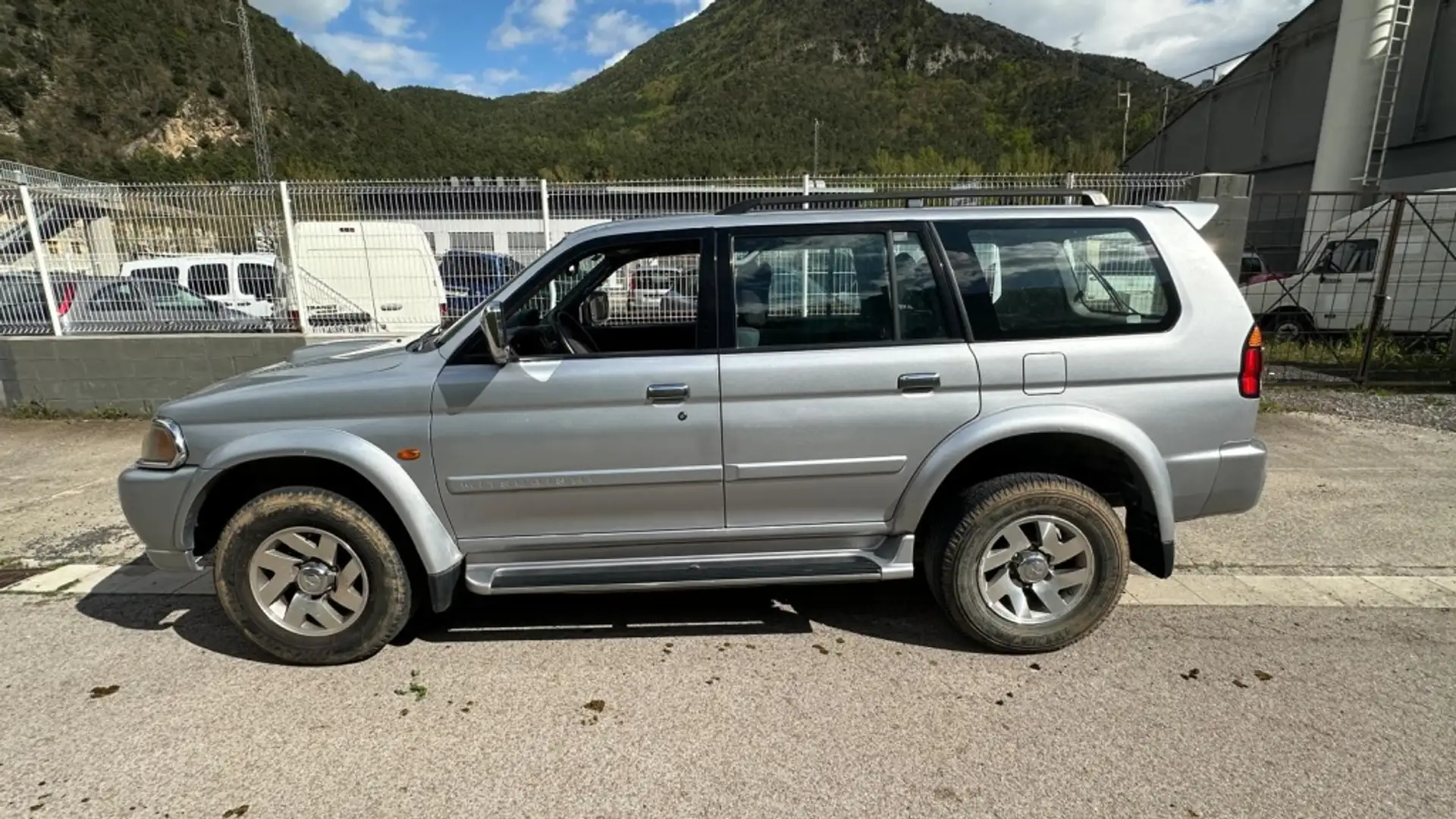 Mitsubishi Montero Sport 2.5 TDi GLS Plateado - 2