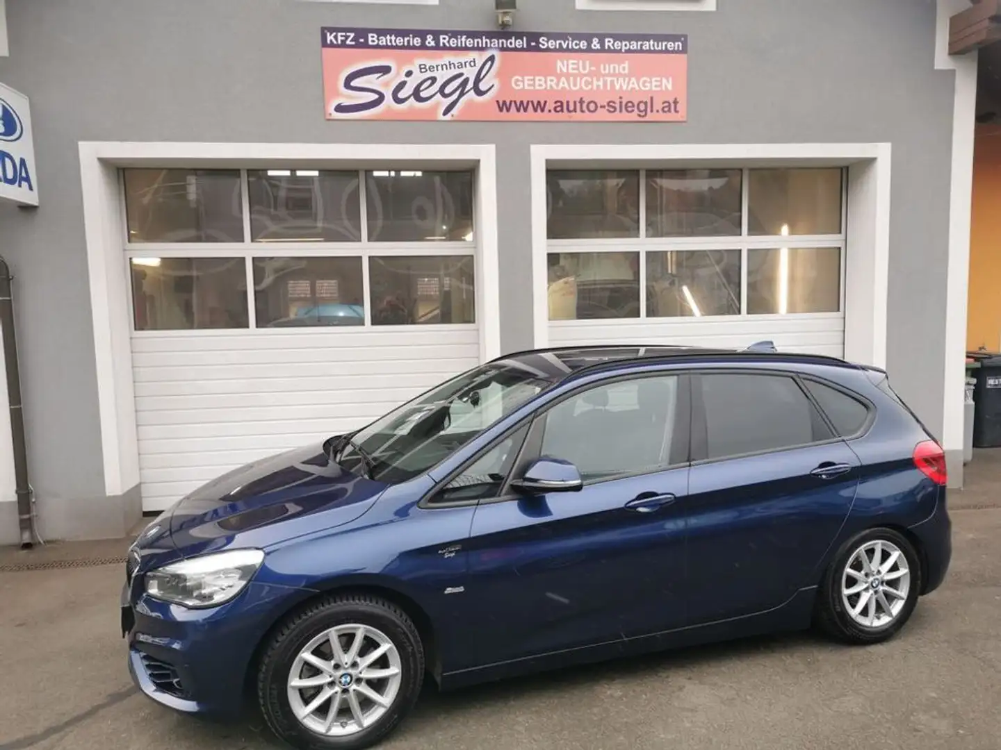 BMW 218 i Sport Line Aut. Modell 2017 Blau - 1