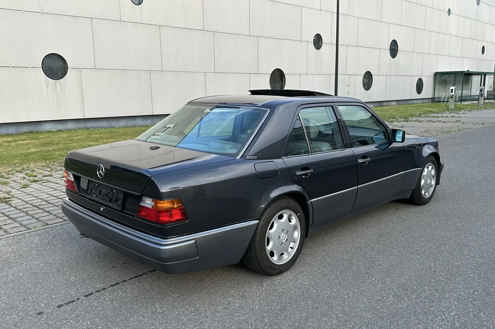 Mercedes-Benz E 500 Schwarz - 2