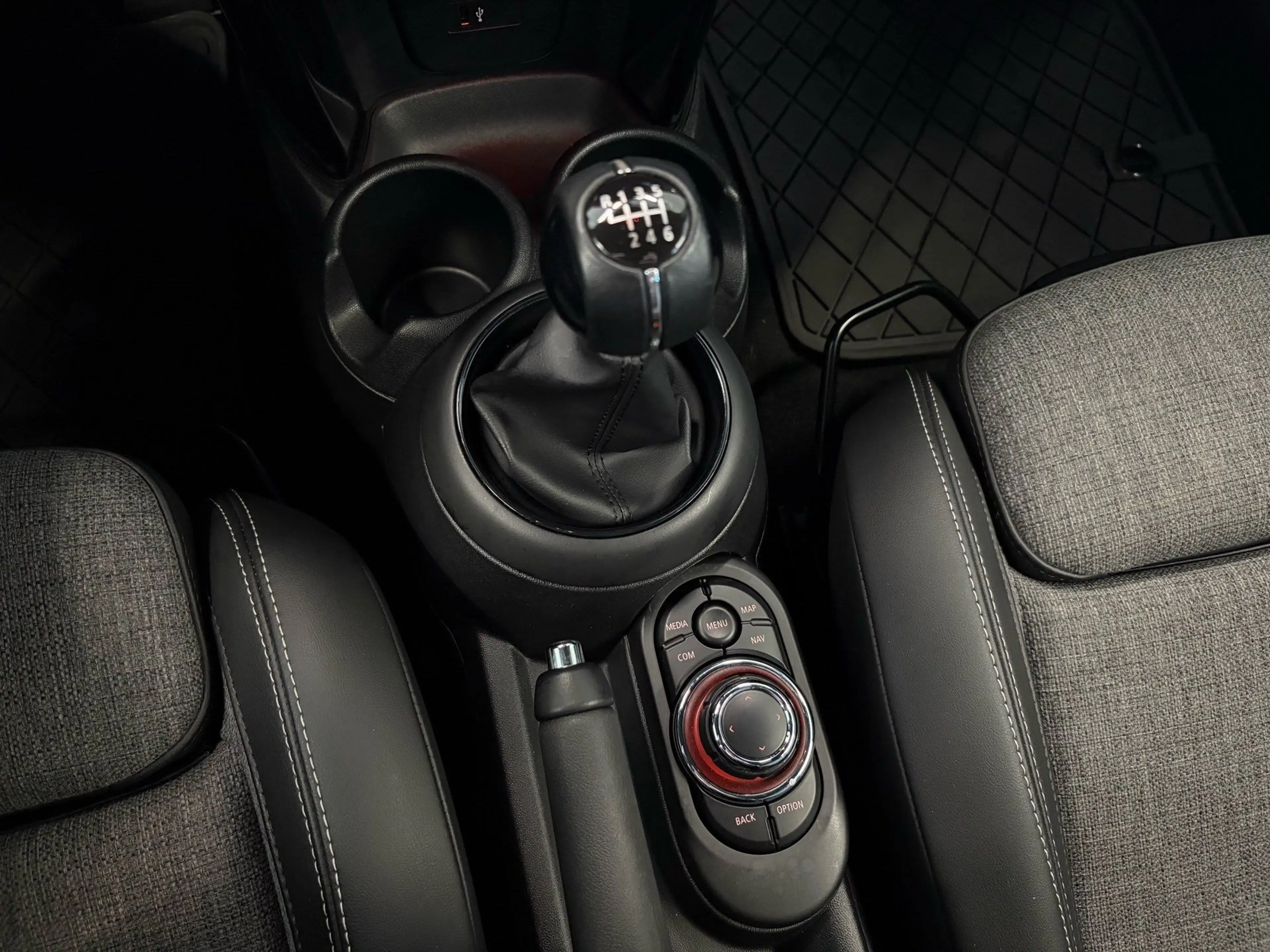 MINI One 3Türer Classic Trim PDC Navi Shz LED CarPlay — photo 15
