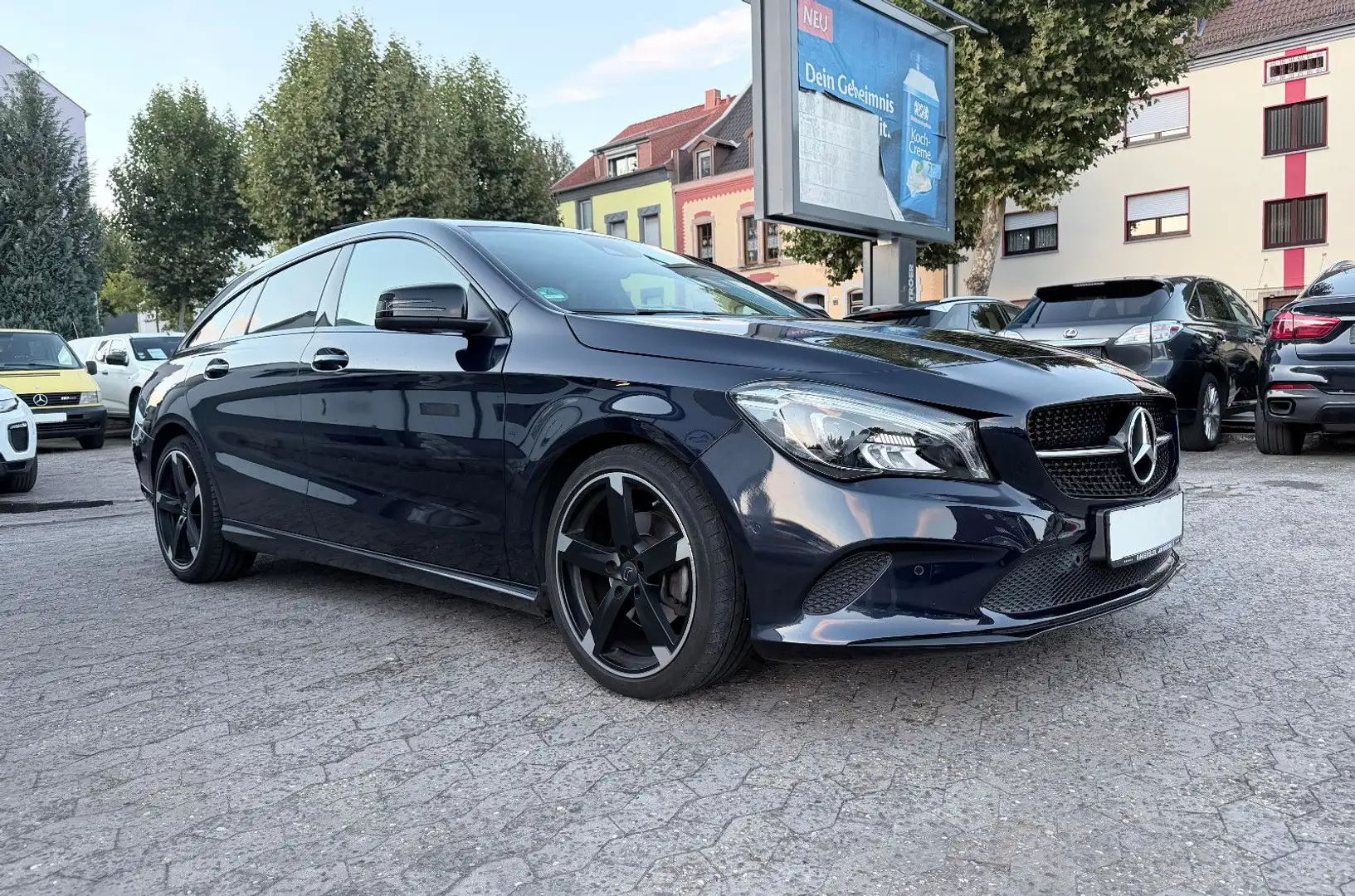 Mercedes-Benz CLA 200 Automatik Navi LED Pano Blau - 1