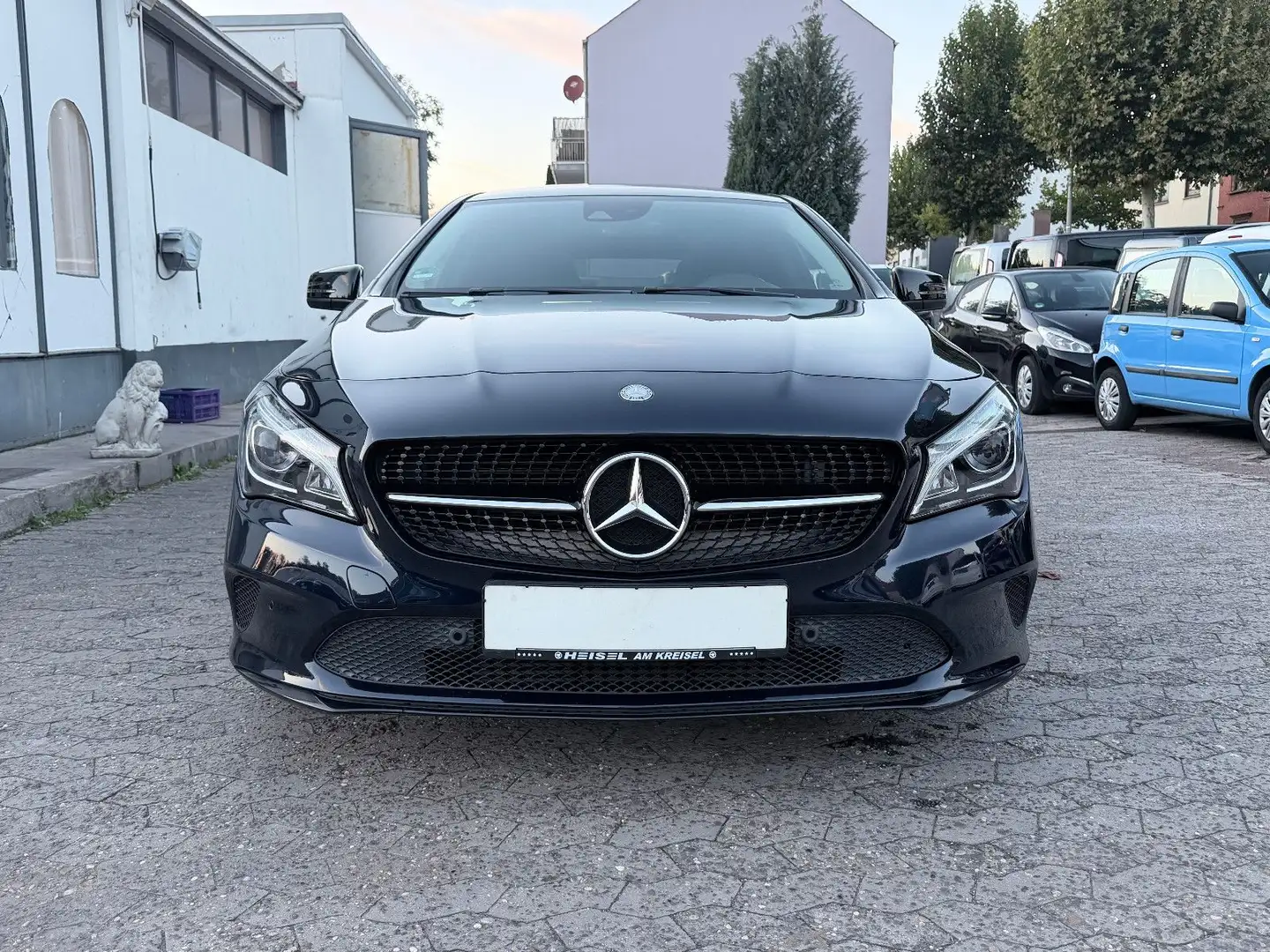 Mercedes-Benz CLA 200 Automatik Navi LED Pano Blau - 2