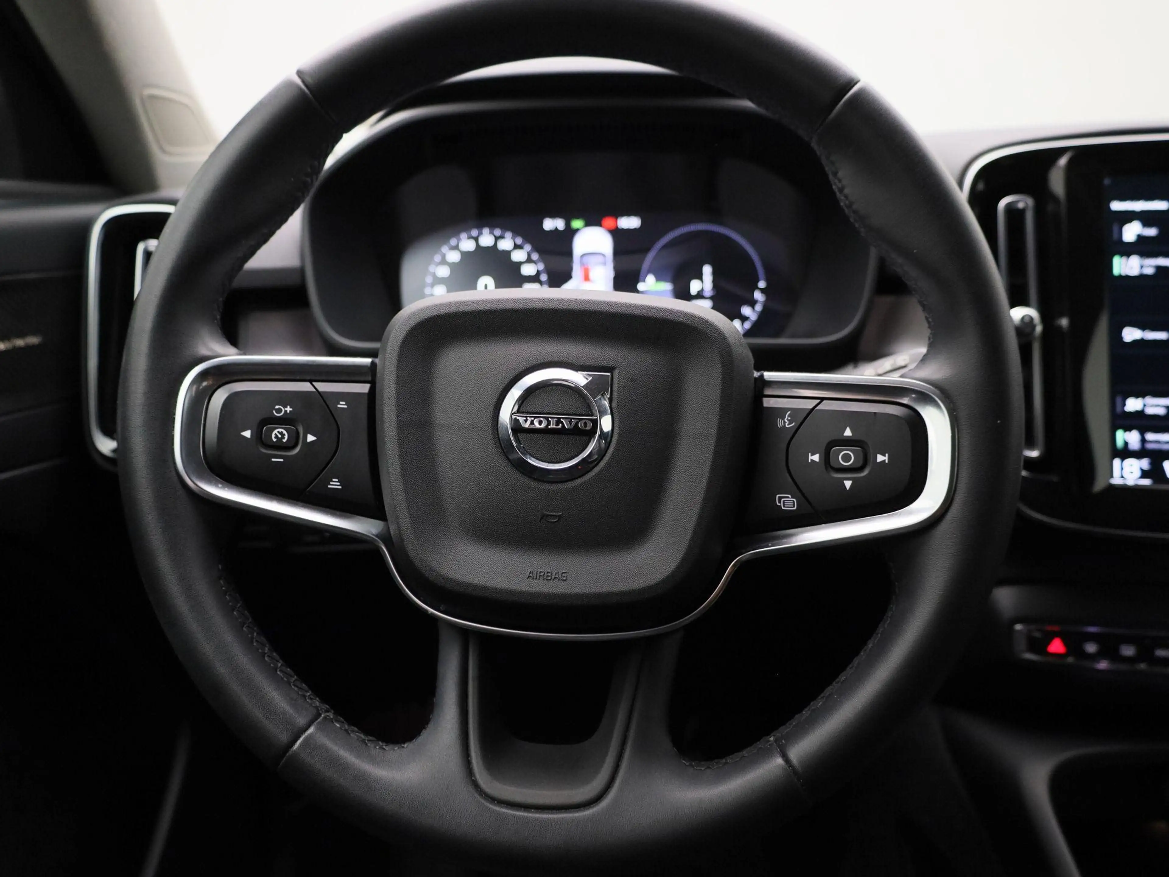 Volvo XC40 1.5 T4 Plug-in hybrid Plus Bright | Automaat | App — photo 3