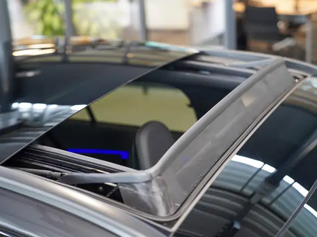 Mercedes-Benz E-Class view 3