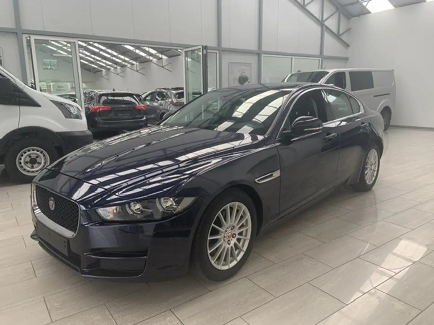 Jaguar XE Performance Pure 2.0 Diesel 120kw Blauw - 1