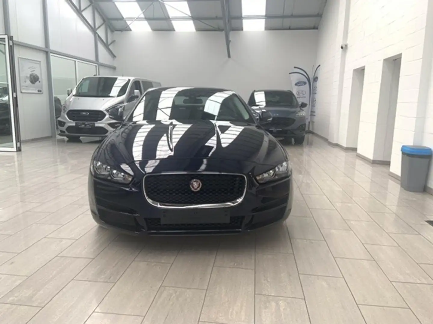 Jaguar XE Performance Pure 2.0 Diesel 120kw Blauw - 2
