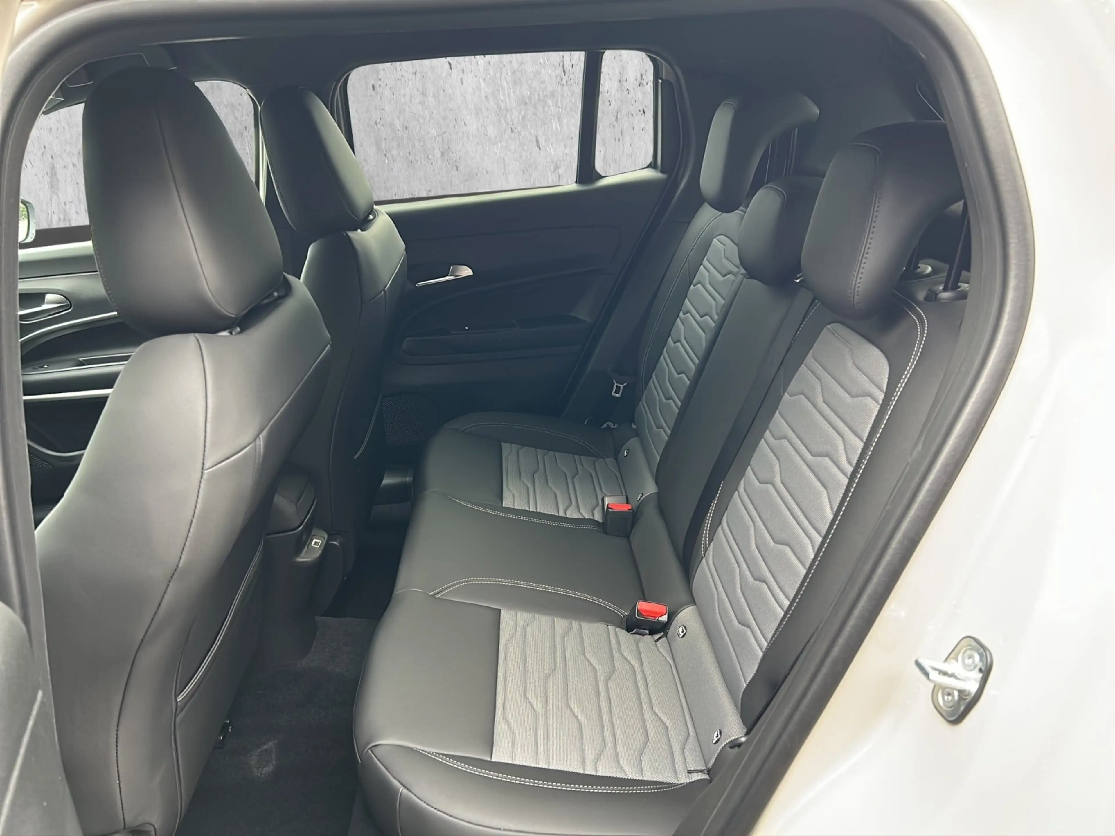 Jeep Avenger 1.2 Overland 4xe KAMERA LED ALLRAD SHZ — photo 13