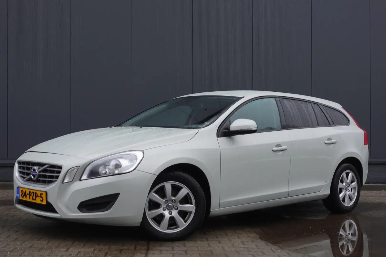 Volvo V60 2.0 D3 Kinetic Weiß - 1