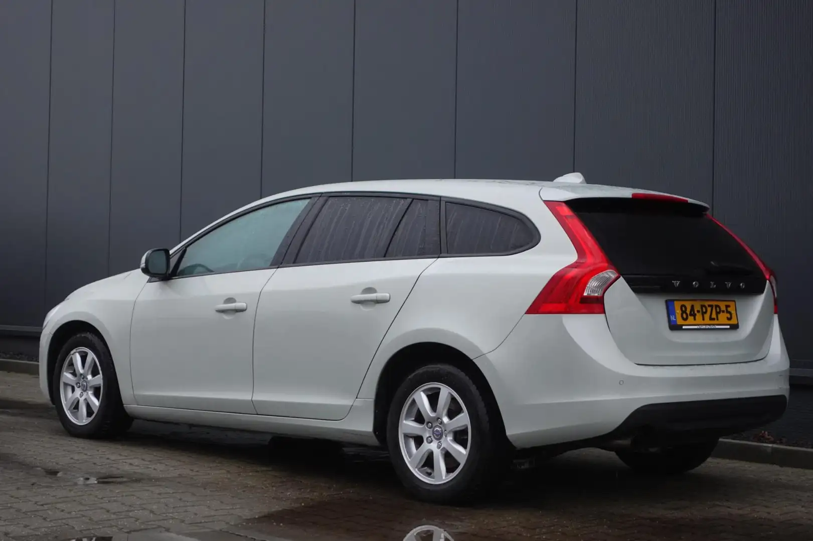 Volvo V60 2.0 D3 Kinetic Weiß - 2