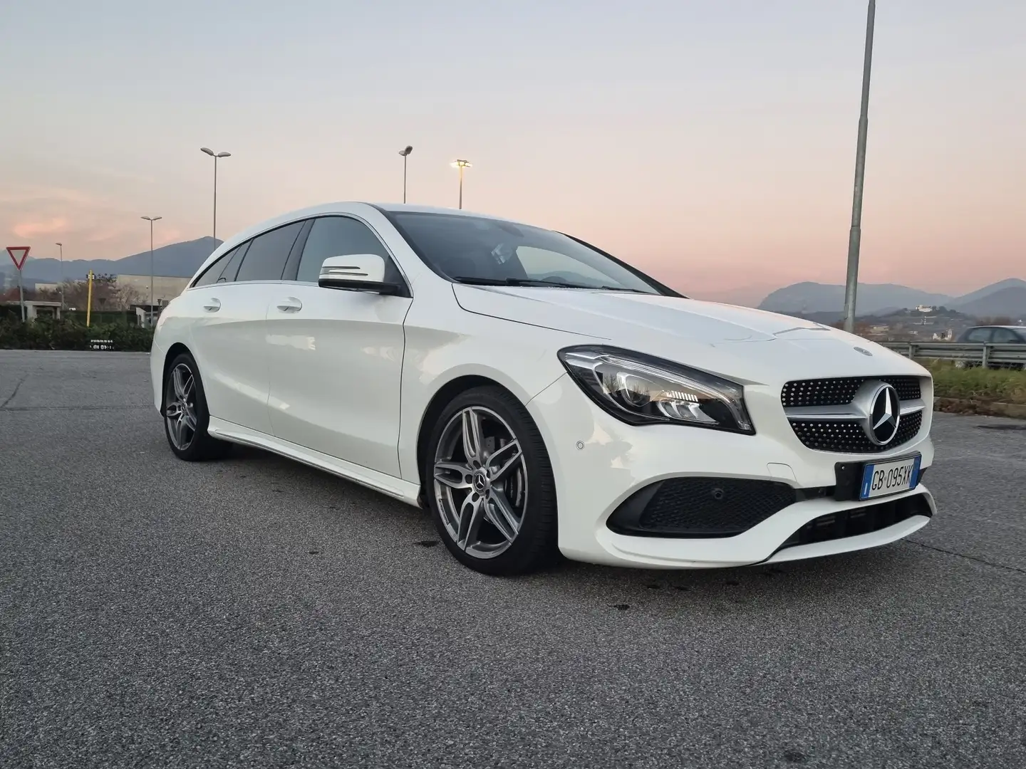 Mercedes-Benz CLA 180 Shooting Brake d Premium - 1