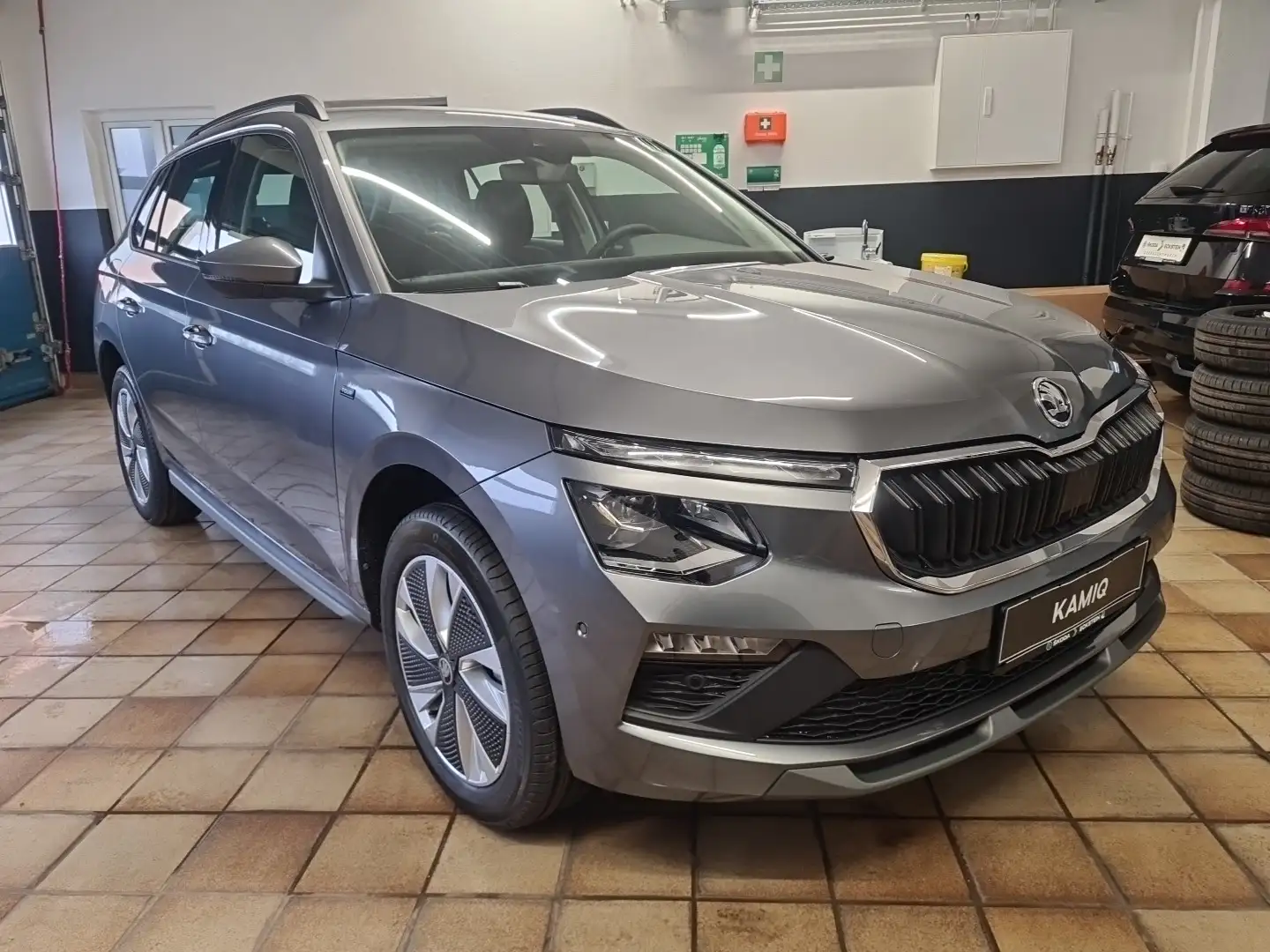 Skoda Kamiq Tour 1.0 TSI DSG Grau - 1