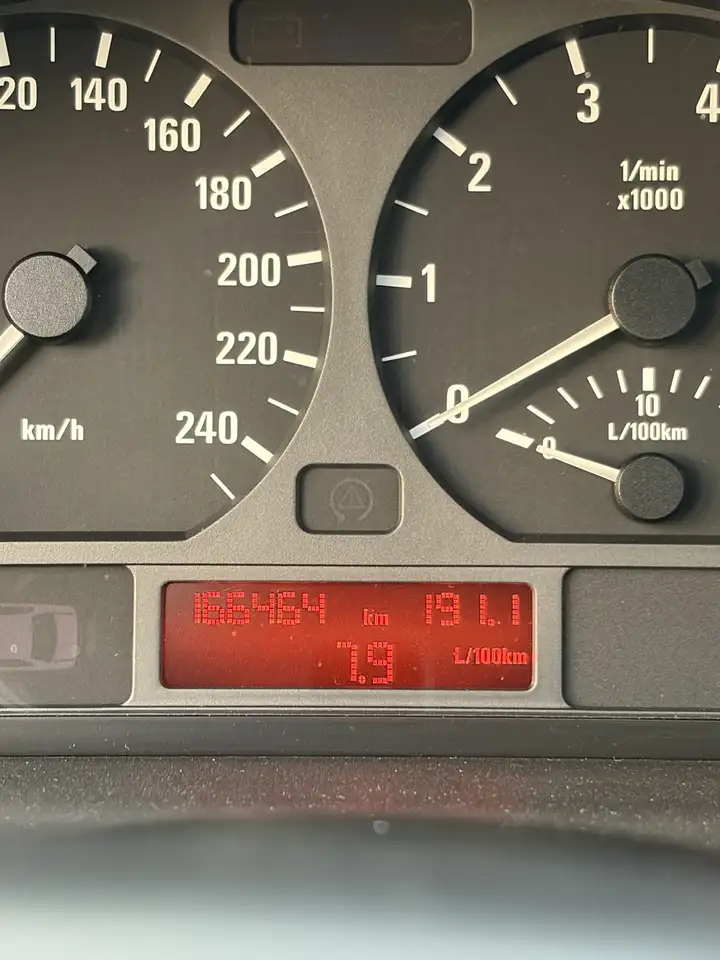 BMW 320i, foto 10