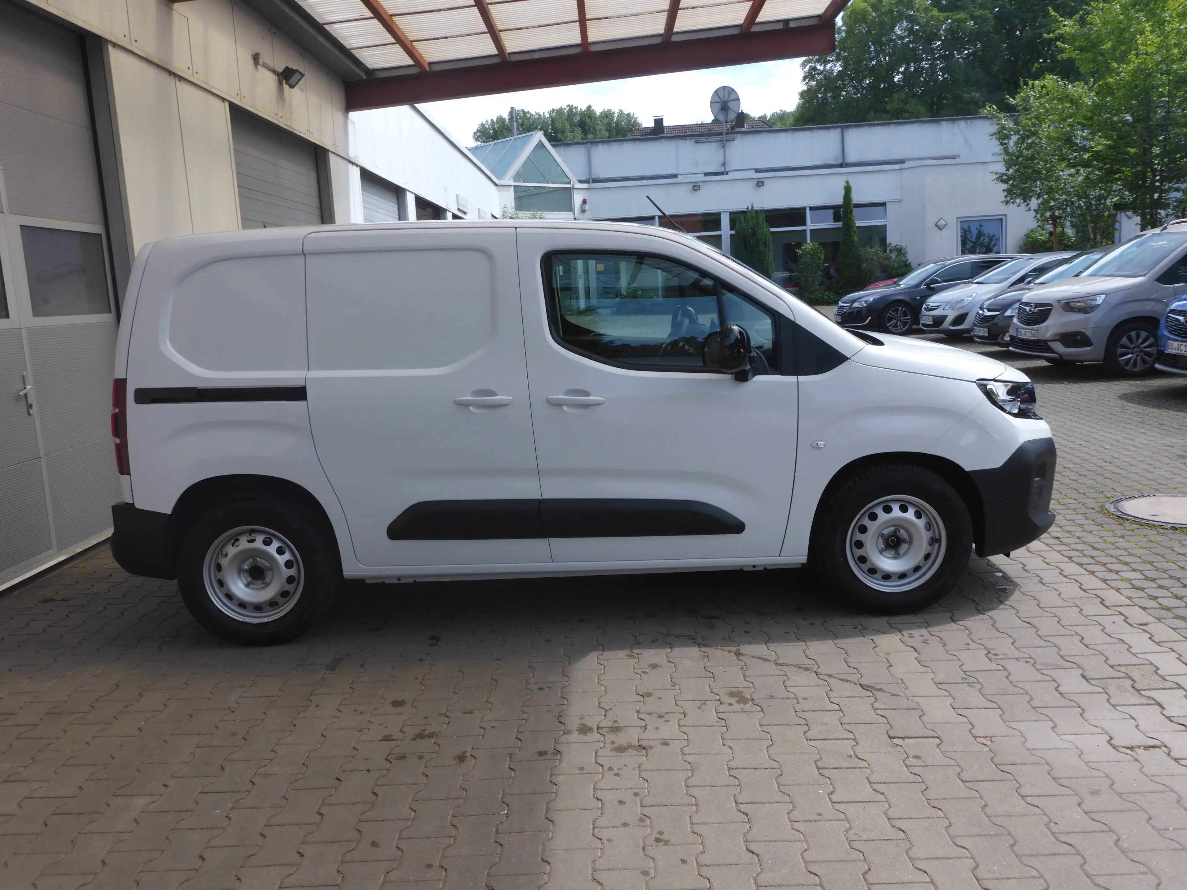 Opel Combo-e Combo-e Cargo Electric (50-kWh) L1 — photo 9