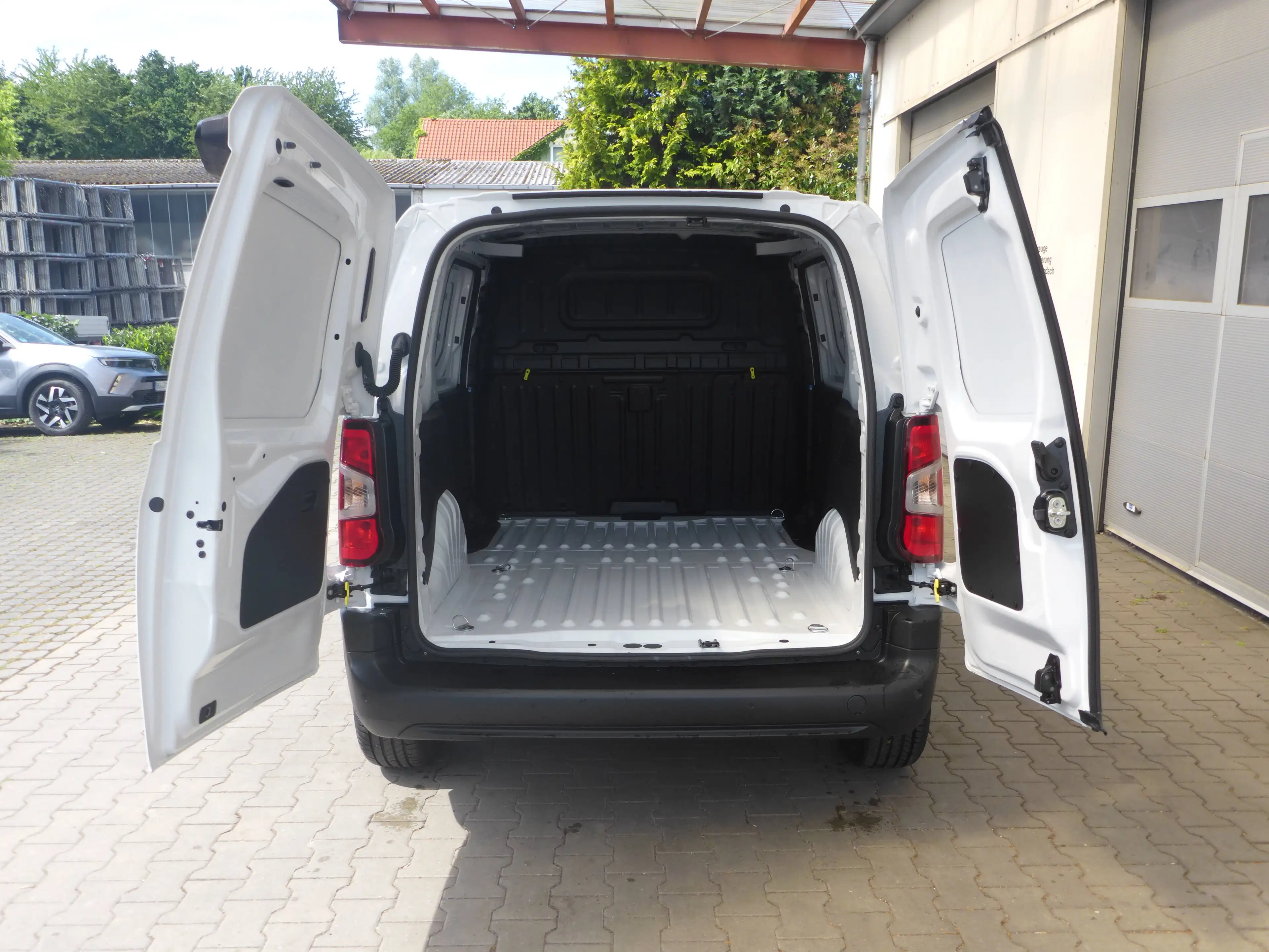 Opel Combo-e Combo-e Cargo Electric (50-kWh) L1 — photo 13