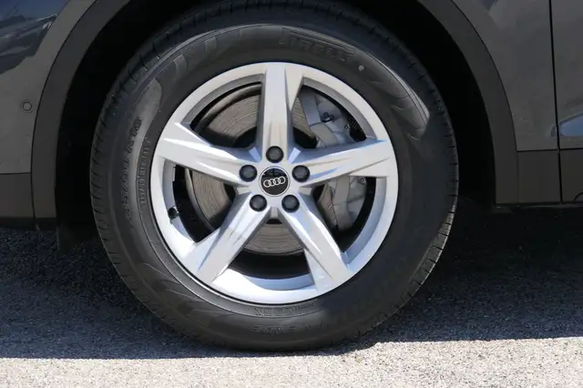 Audi Q5 view 3