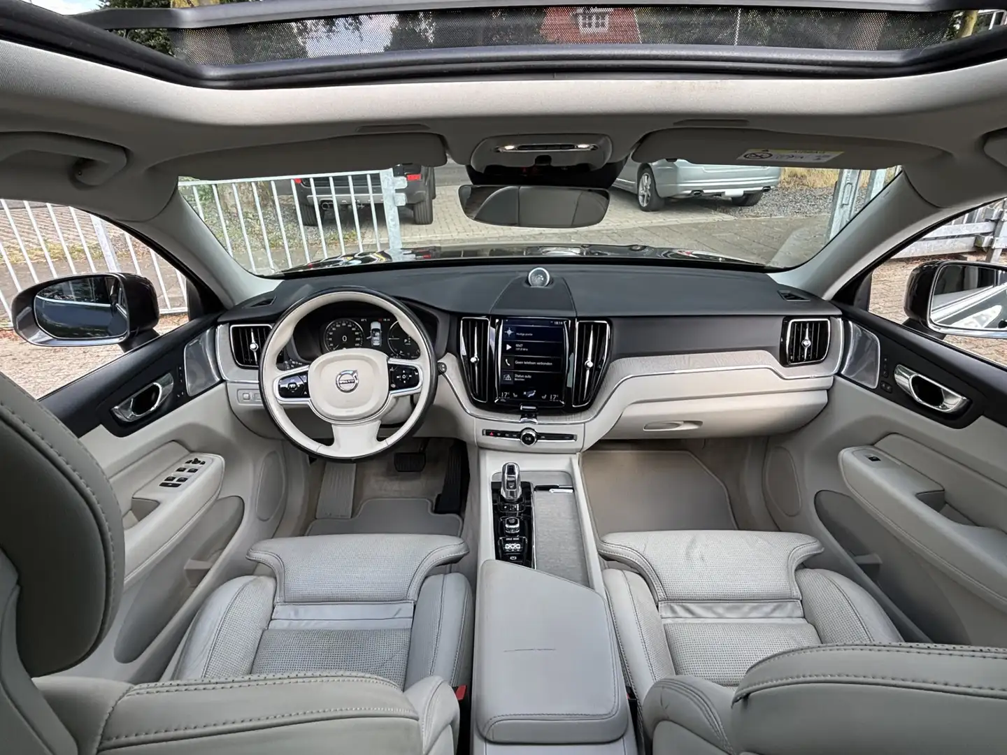 Volvo XC60 T8 AWD Inscription B&W Massage Luchtvering Keyless Grijs - 2