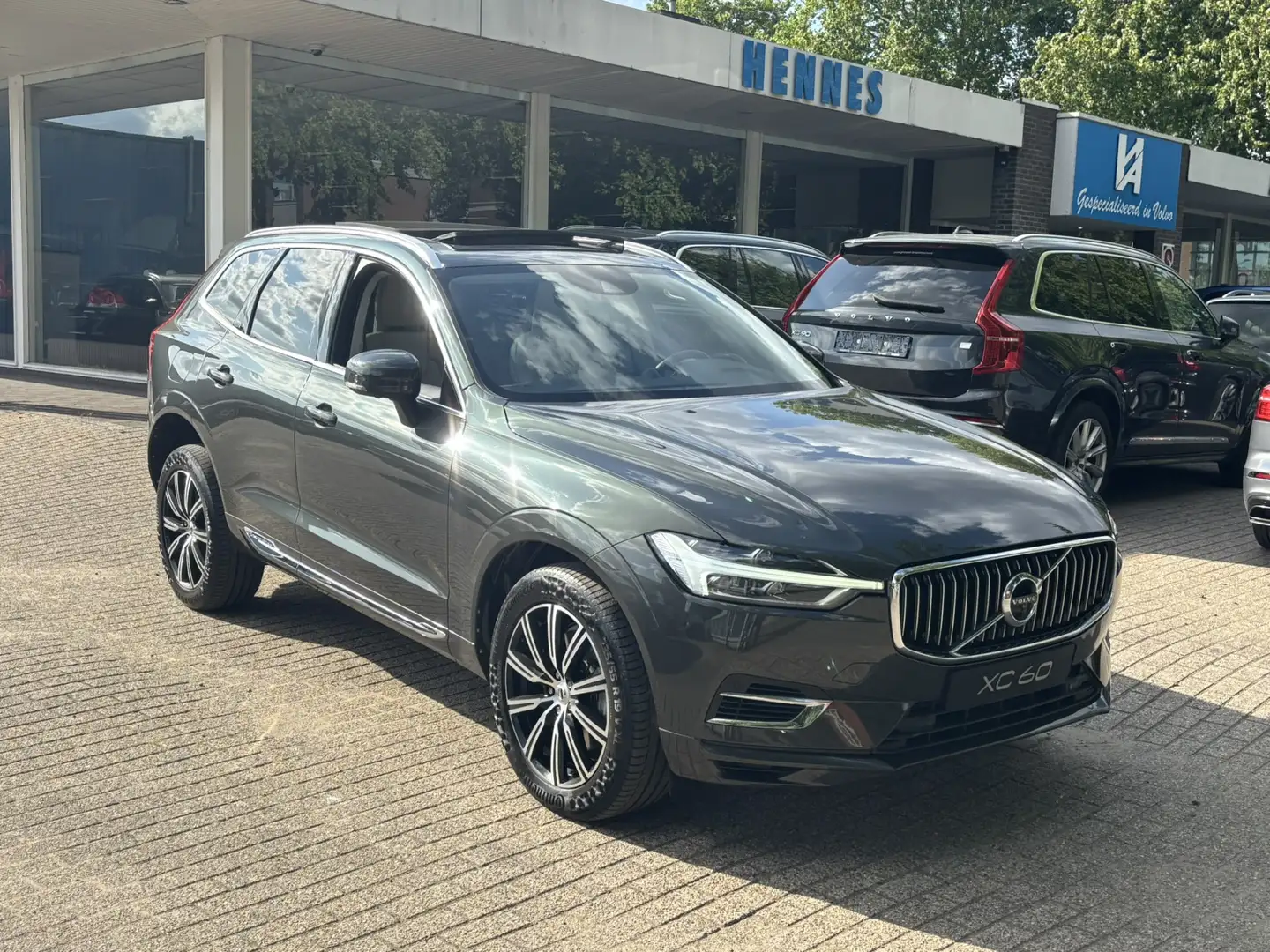Volvo XC60 T8 AWD Inscription B&W Massage Luchtvering Keyless Grijs - 1