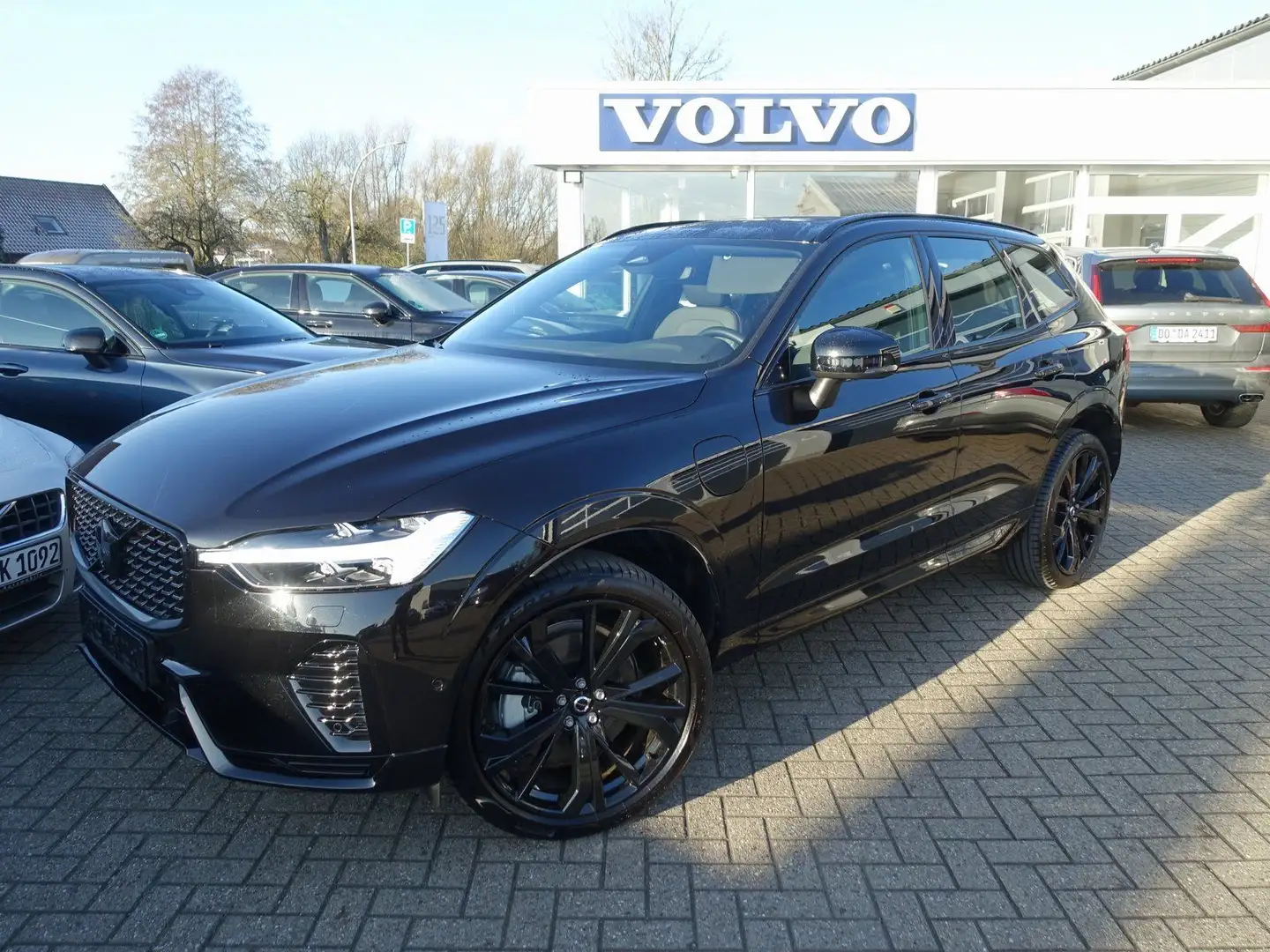 Volvo XC60 Black Edition Plus T6 AWD/Pano/360°/H&K/BLS Schwarz - 1