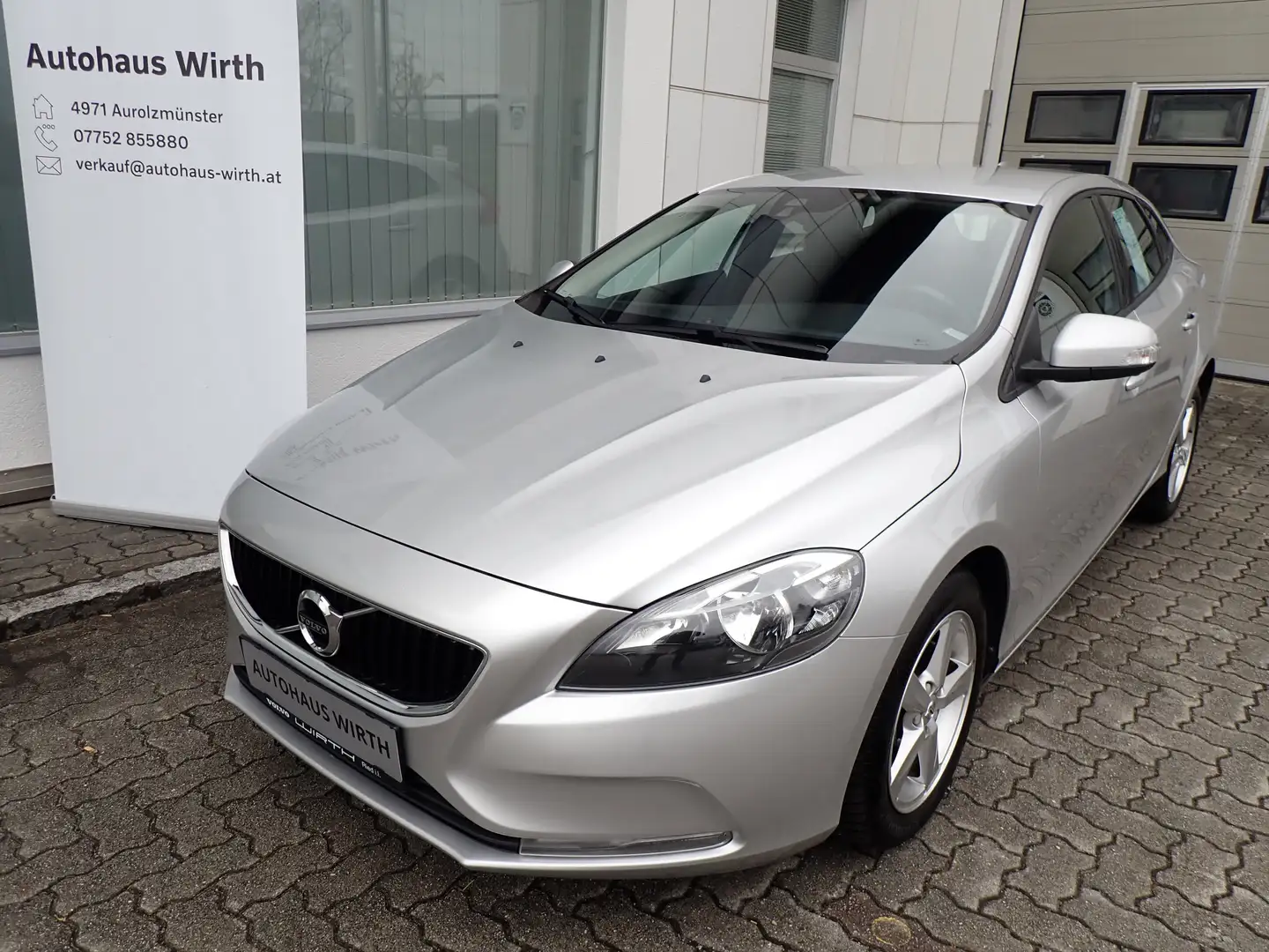 Volvo V40 D2 Kinetic Geartronic Silber - 1