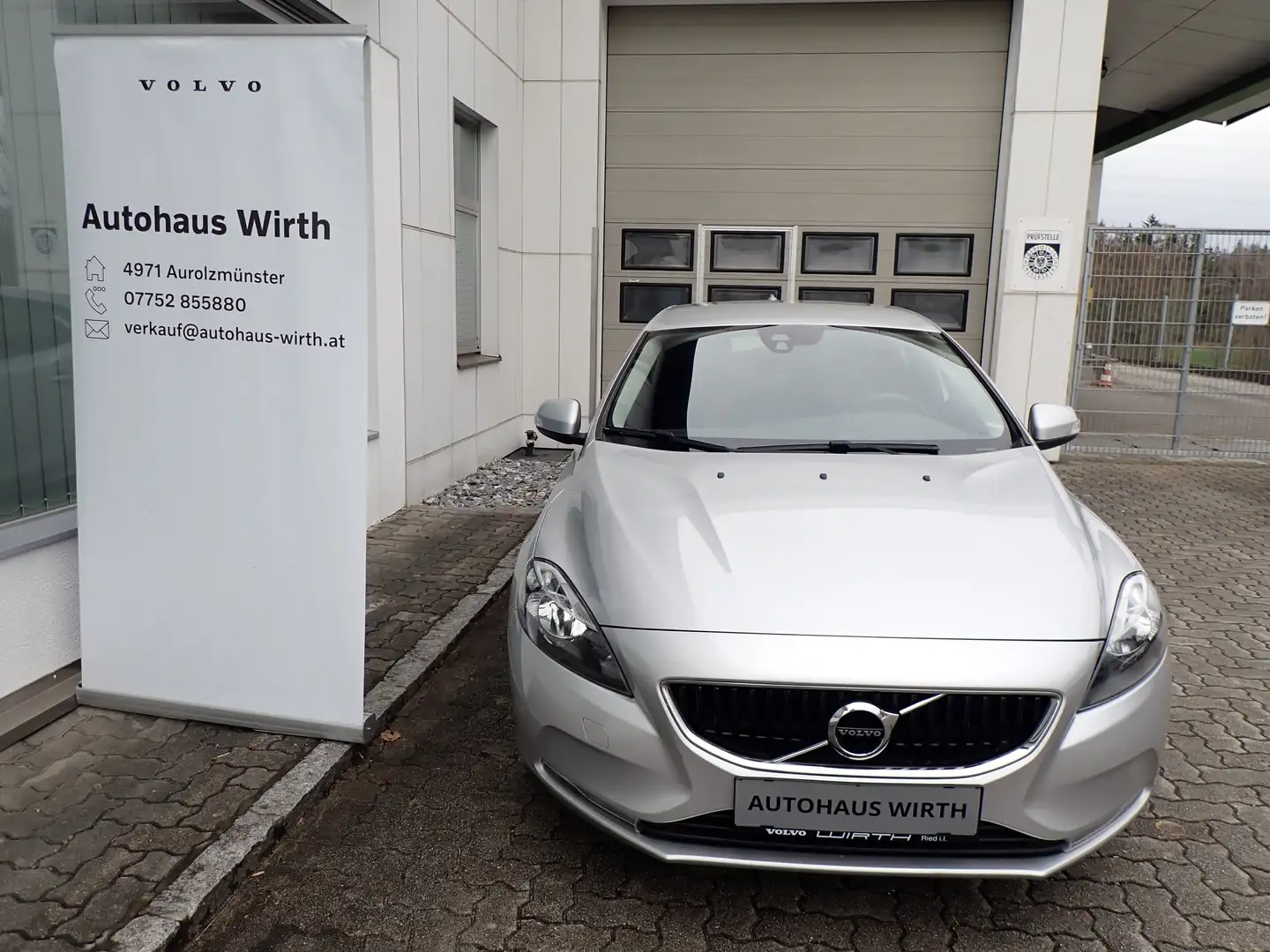 Volvo V40 D2 Kinetic Geartronic Argent - 2