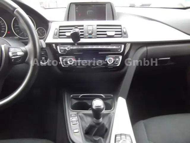 BMW 3 Series view 9