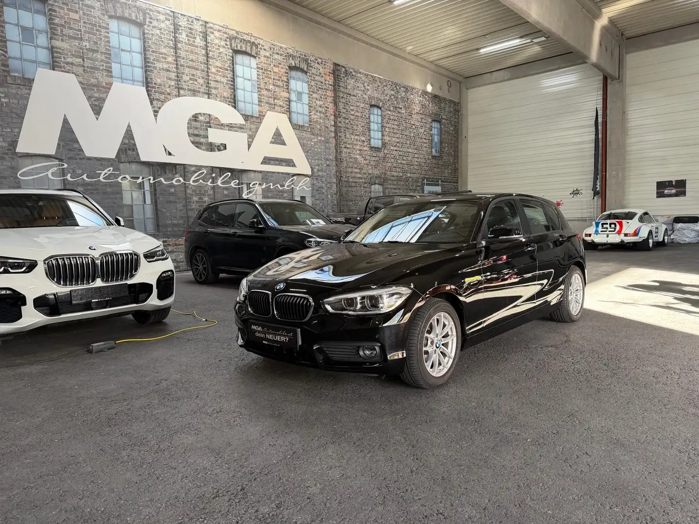 BMW 114 114 d LED-Licht, Sitzheizung, Navi, Rückfahrkamera Schwarz - 1