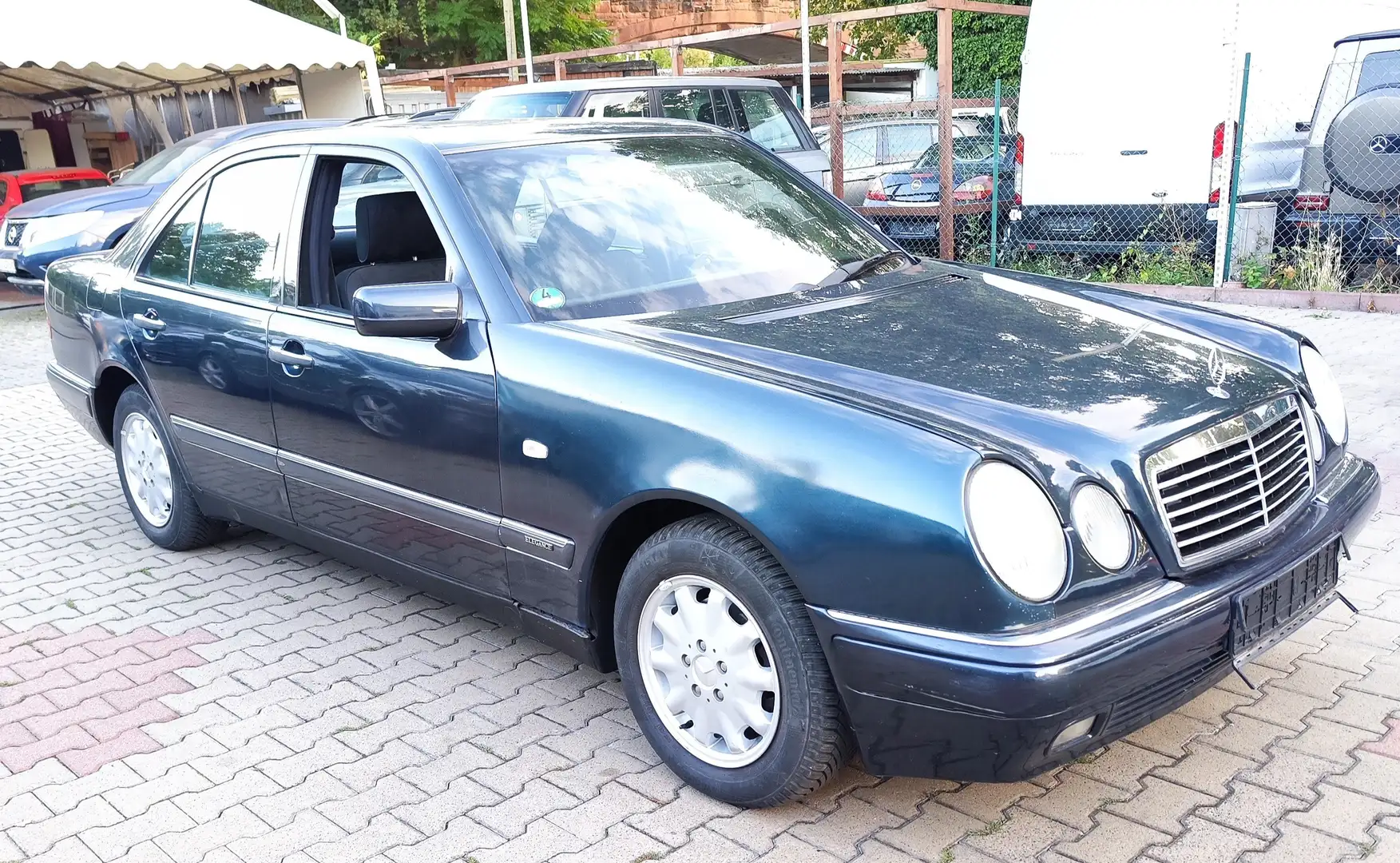 Mercedes-Benz E 200 E-Klasse Elegance Automatik Bleu - 1