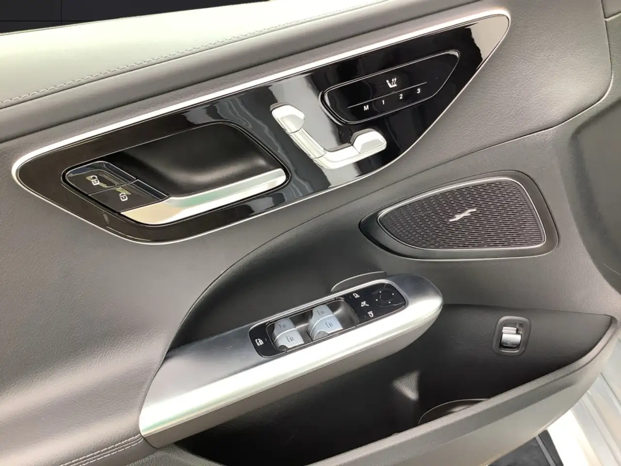 Mercedes-Benz C 180 AMG+18"+NIGHT+LED+MBUX+PANORAMA+9G+Memory+ 9