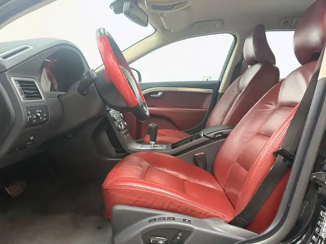 Volvo V70 view 11