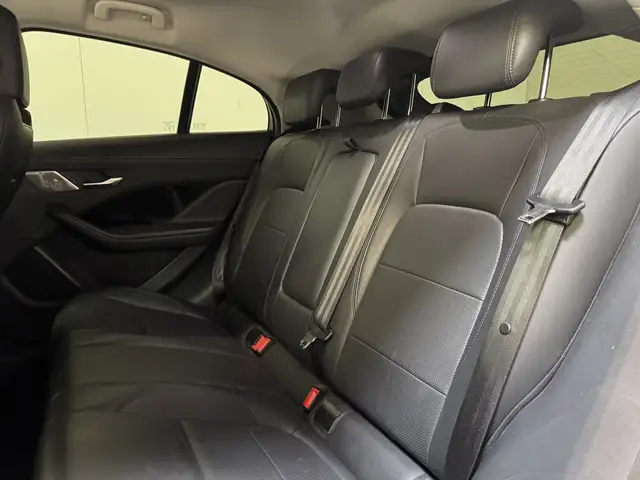 Jaguar I-Pace view 9