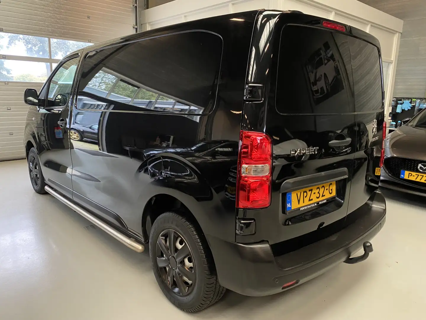 Peugeot Expert 2.0 BlueHDI 180 Premium L2, Navi, Camera, 180pk, B Zwart - 2