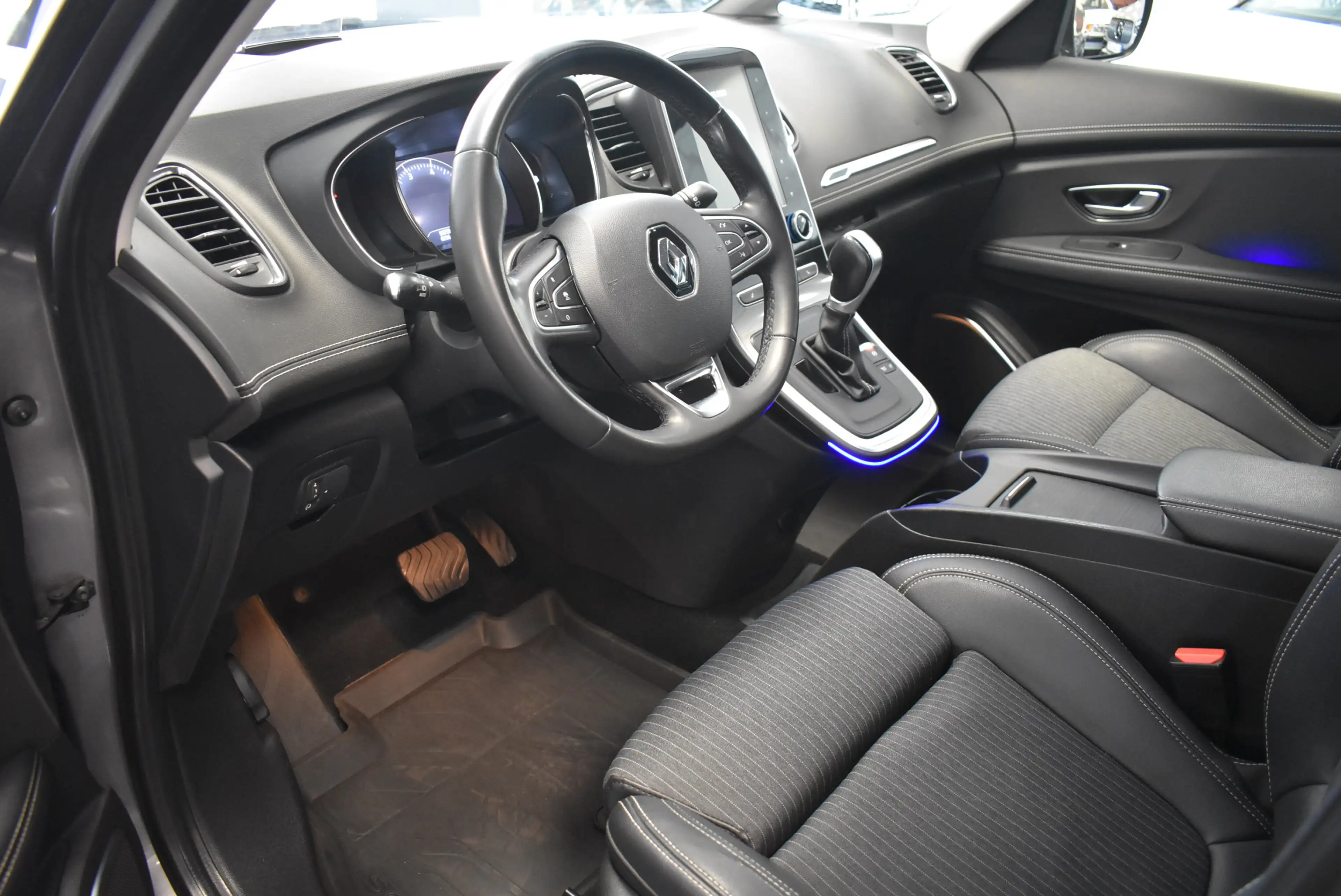 Renault Grand Scenic TCe 160 Intens Aut Navi LED Kamer — photo 6