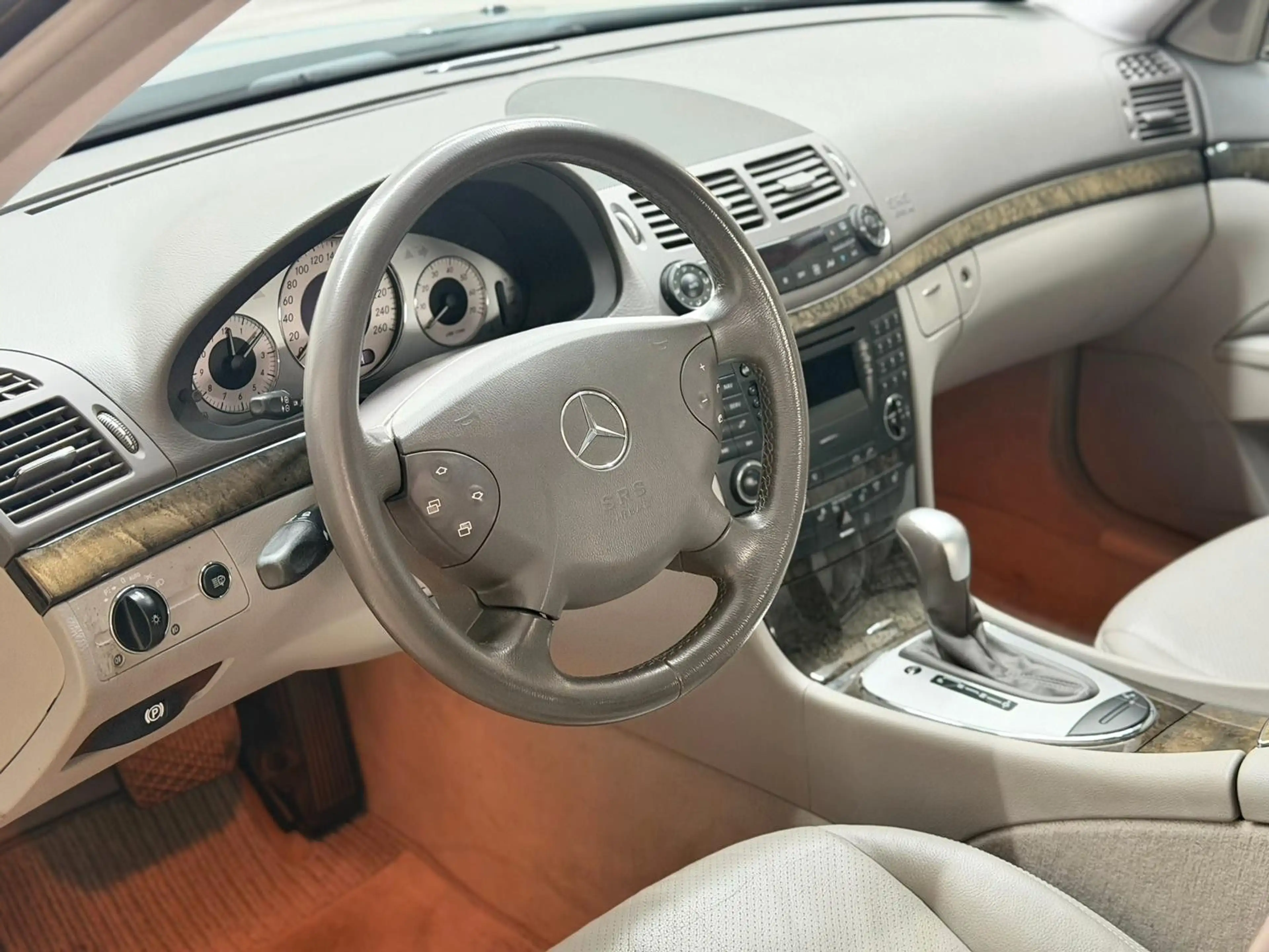 Mercedes-Benz E 350 4Matic V6 *1.HND *XENON *SHZ *AHK *TEMPO — photo 13