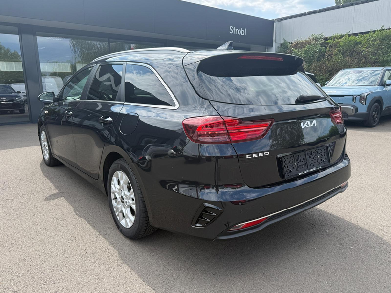 Kia Ceed SW / cee'd SW 1,6 CRDi Silber 48V DCT *Automatik* — photo 3