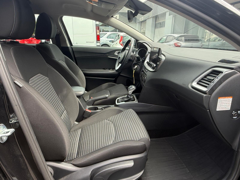 Kia Ceed SW / cee'd SW 1,6 CRDi Silber 48V DCT *Automatik* — photo 6
