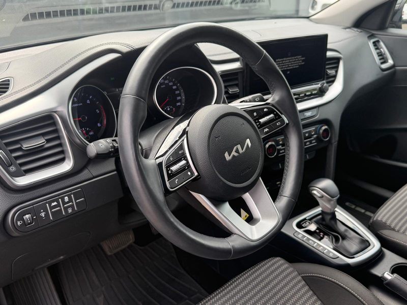 Kia Ceed SW / cee'd SW 1,6 CRDi Silber 48V DCT *Automatik* — photo 8