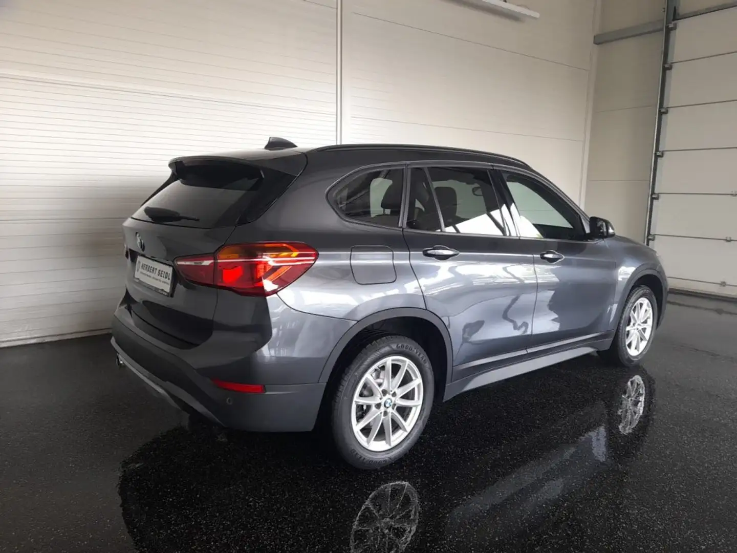 BMW X1 16d *NAVI / KAMERA / TEMPOMAT / SITZHEIZUNG / PDC V+H / 2-ZONEN-KLIMA / E-KLAPPE* Grau - 2