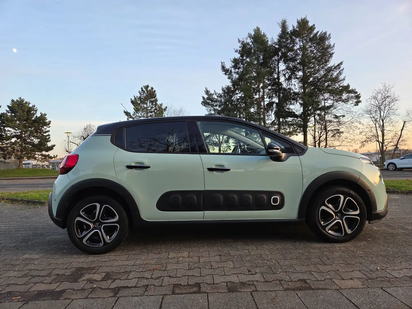 Citroen C3 Pure Tech 82 Start&Stop Shine Grün - 2