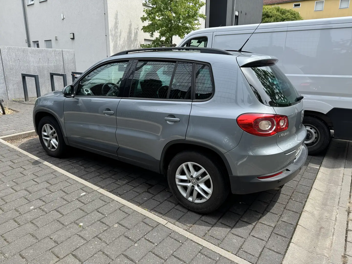 Volkswagen Tiguan Trend & Fun 4Motion Grau - 2